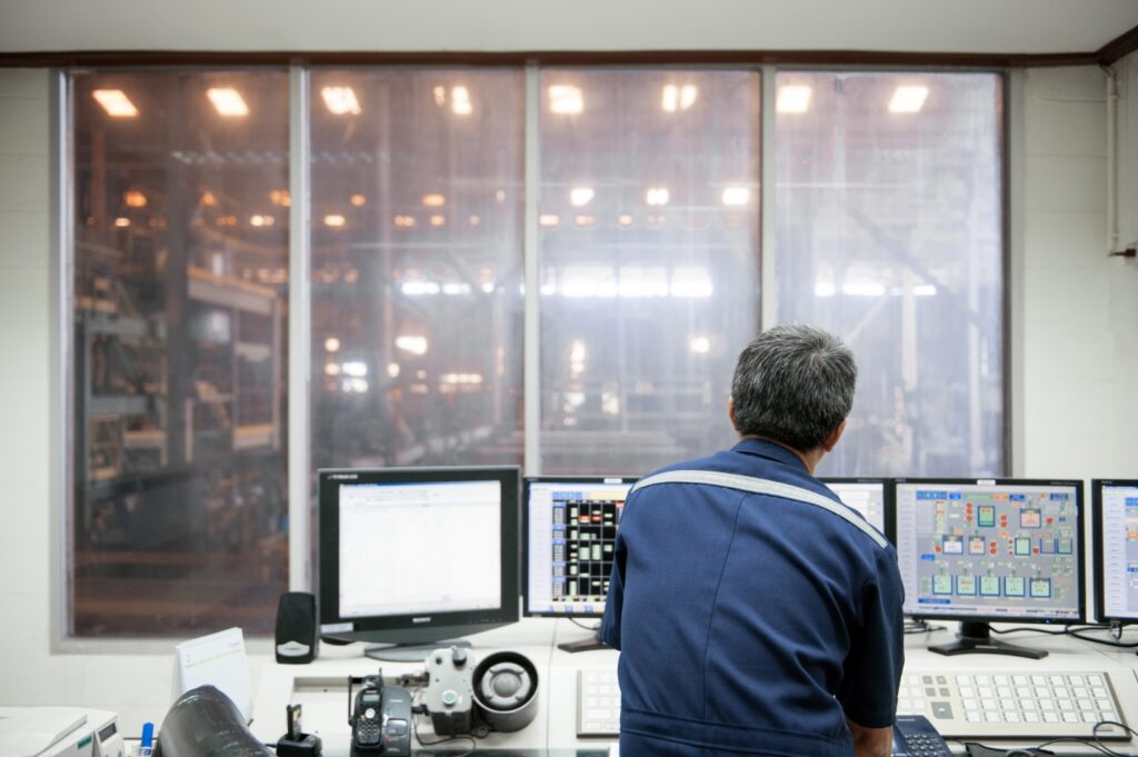 66341 Engineer In Control Room. 1024x681
